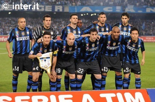 费耶诺德筹划将现有主场升级为下沉式球场，预计能容纳5.6万人（费耶诺德计划把现有主场改建为下沉式球场，容纳人数预计达5.6万）