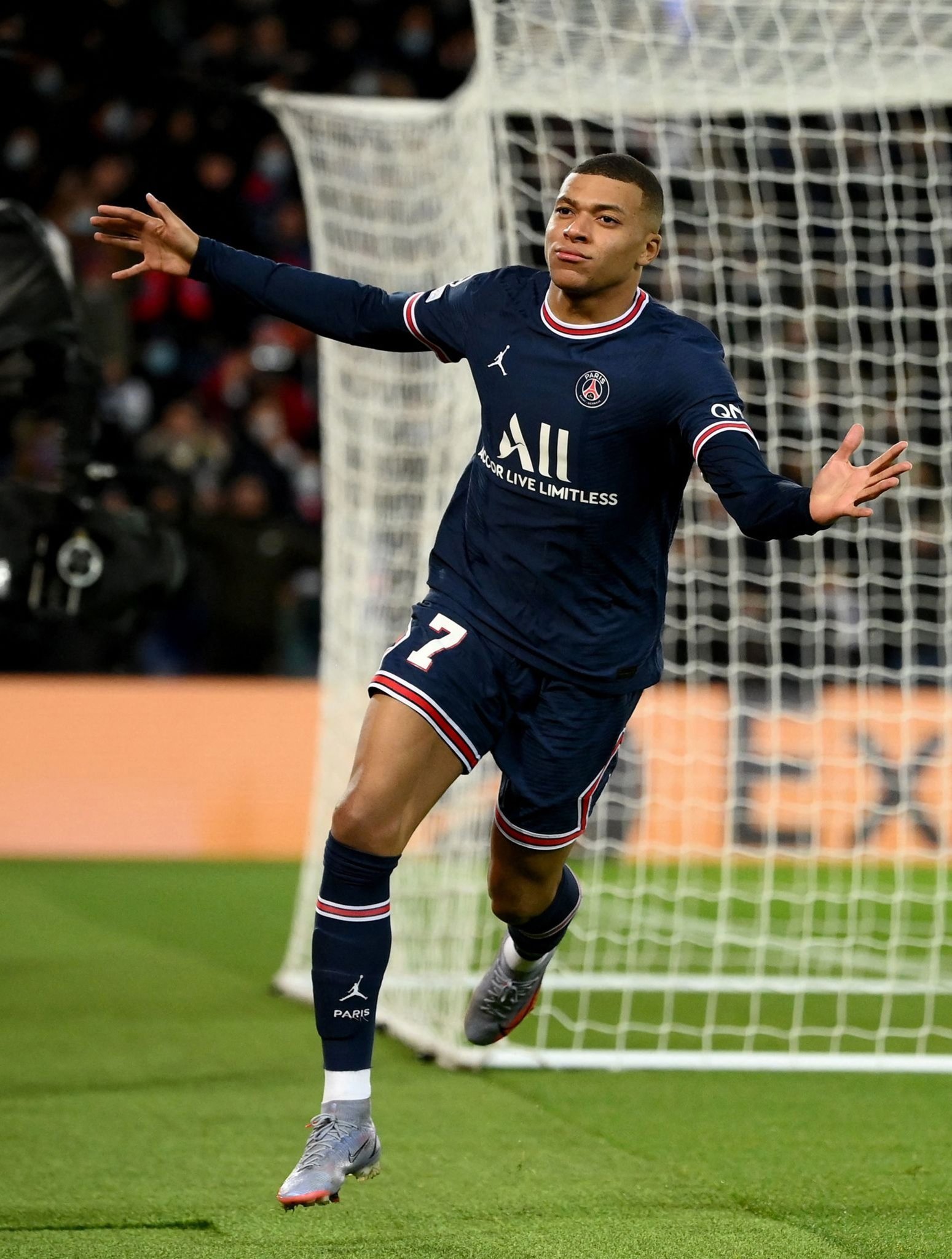 本赛季东契奇缺席时里夫斯场均40分10助攻，今日三节36+9（东契奇缺阵的本季里，里夫斯场均40分10助；今日仅三节已拿36分9助）