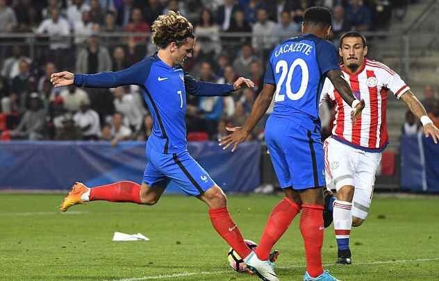 半场战报：尤文2-1卡利亚里，伊尔迪兹双响，弗拉霍维奇伤退（半场速递：尤文暂2-1领先卡利亚里，伊尔迪兹梅开二度，弗拉霍维奇伤退离场）