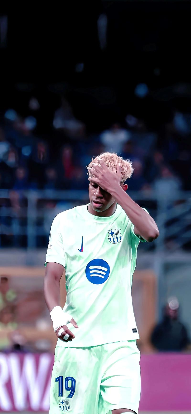 巴西女排3-2战胜日本女排，夺得世女排联赛半决赛冠军。（巴西女排五局险胜日本3比2，摘得世女排联赛半决赛桂冠）