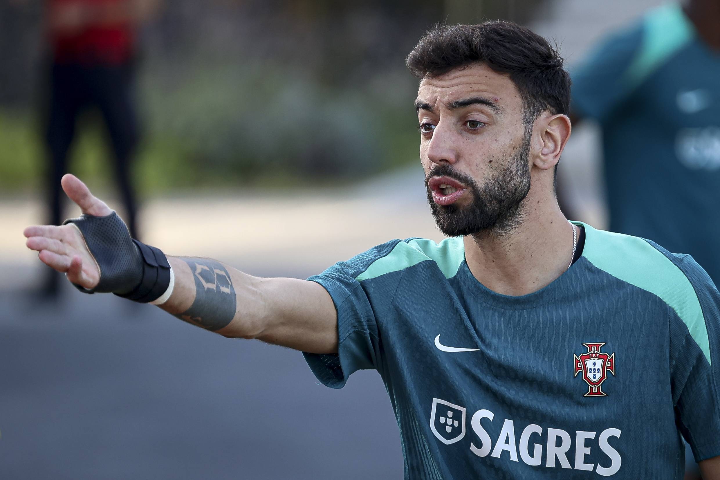 曼联最青睐的中场引援目标身价或将超过1亿英镑。（曼联看中的中场标价或将破亿英镑）