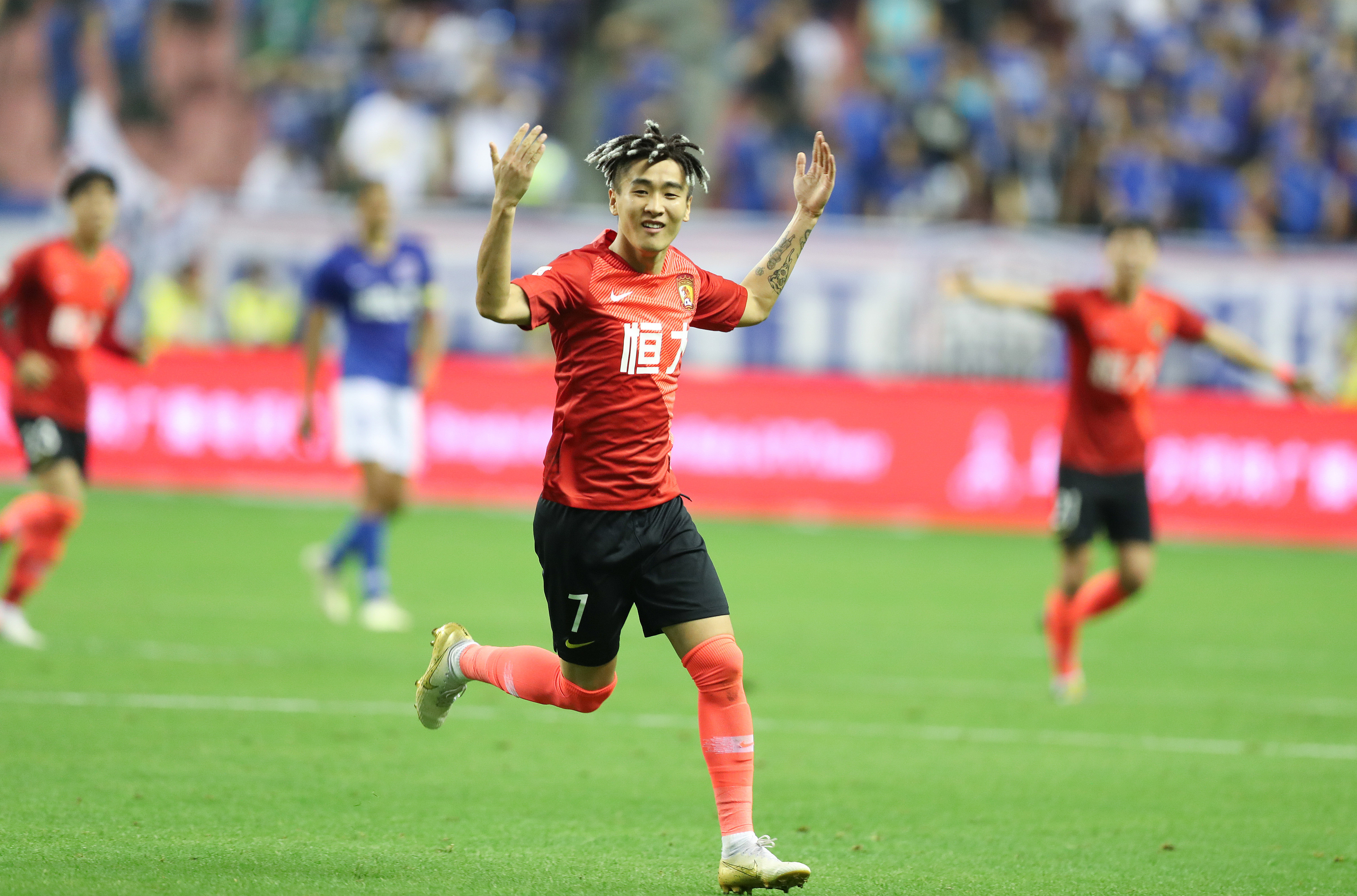 科贝记者：法兰克福球迷往巴萨球迷区投掷杂物甚至发射焰火（科贝记者称：法兰克福球迷向巴萨看台抛掷杂物并燃放焰火）