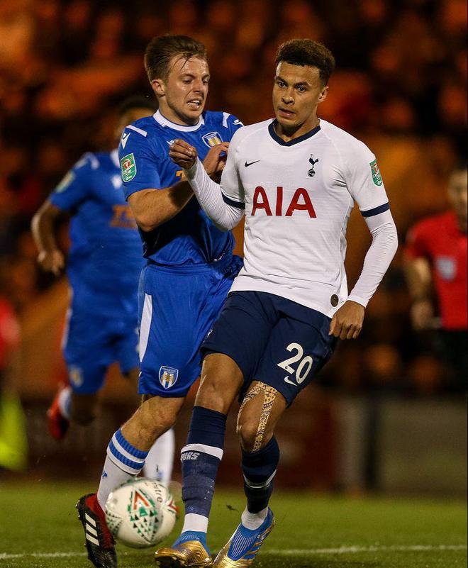 B费双响导演4-1大胜！曼联客场血洗垫底狼队，强势杀回前六（B费梅开二度导演4-1大捷！曼联客场横扫榜尾狼队，强势重返前六）