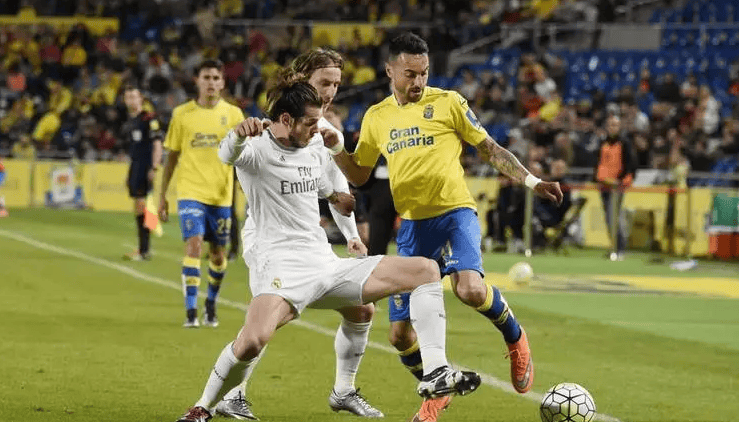 表达崇高敬意，重庆铜梁龙向李章洙赠送冲超纪念球衣（重庆铜梁龙致敬李章洙，赠送冲超纪念球衣）